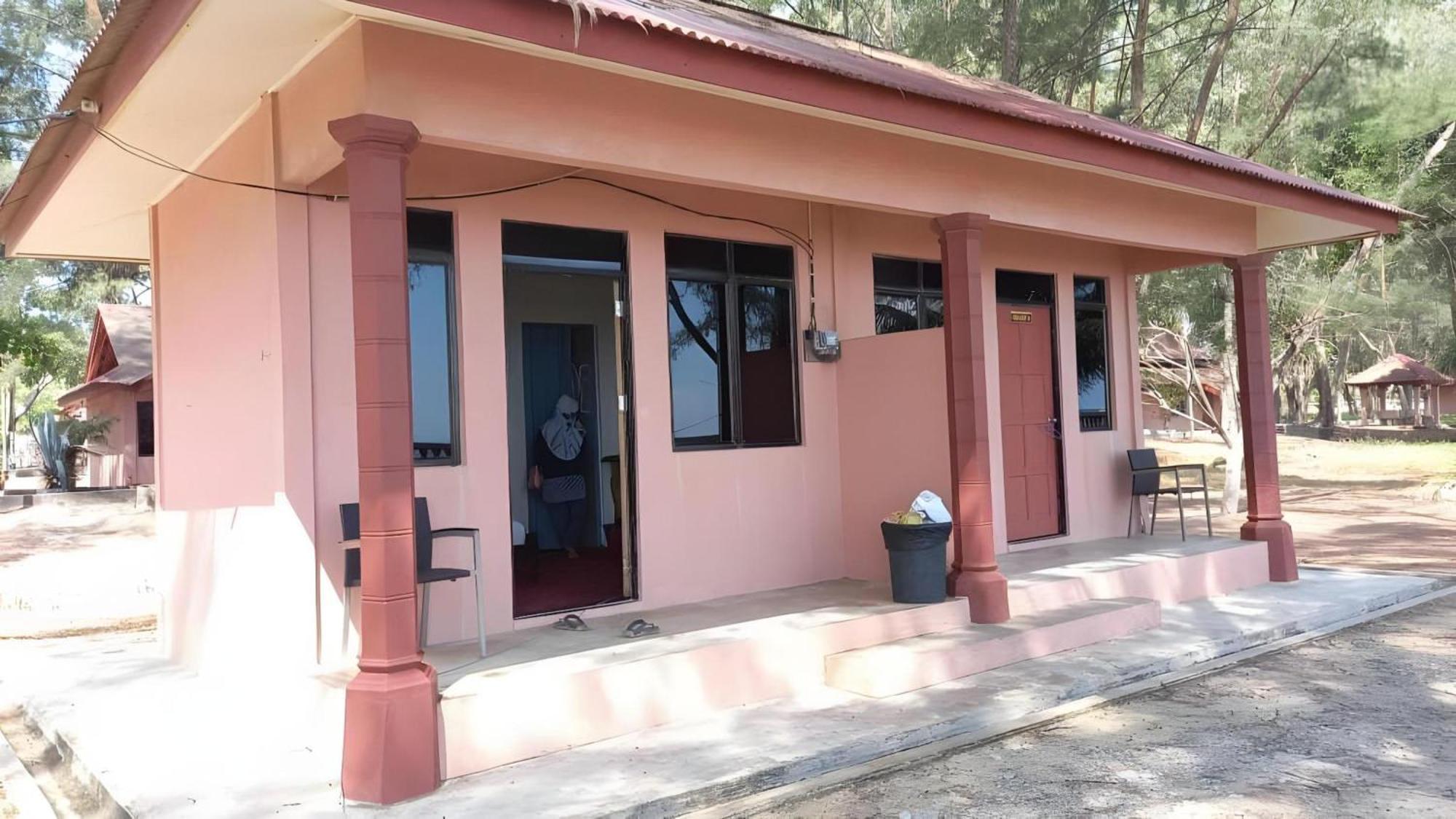 Oyo 90744 Bari Indah Beach Resort Kuala Terengganu Exterior foto