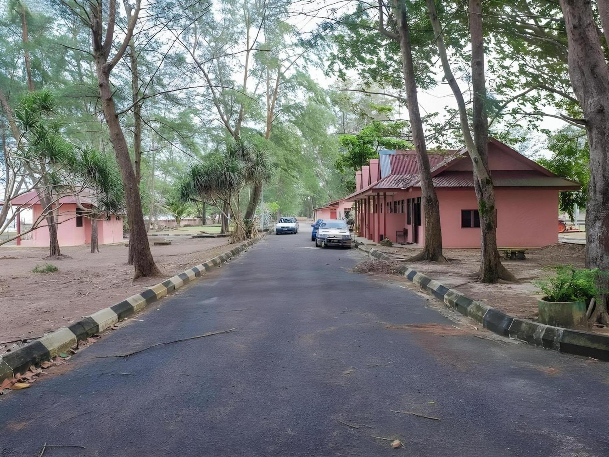 Oyo 90744 Bari Indah Beach Resort Kuala Terengganu Exterior foto