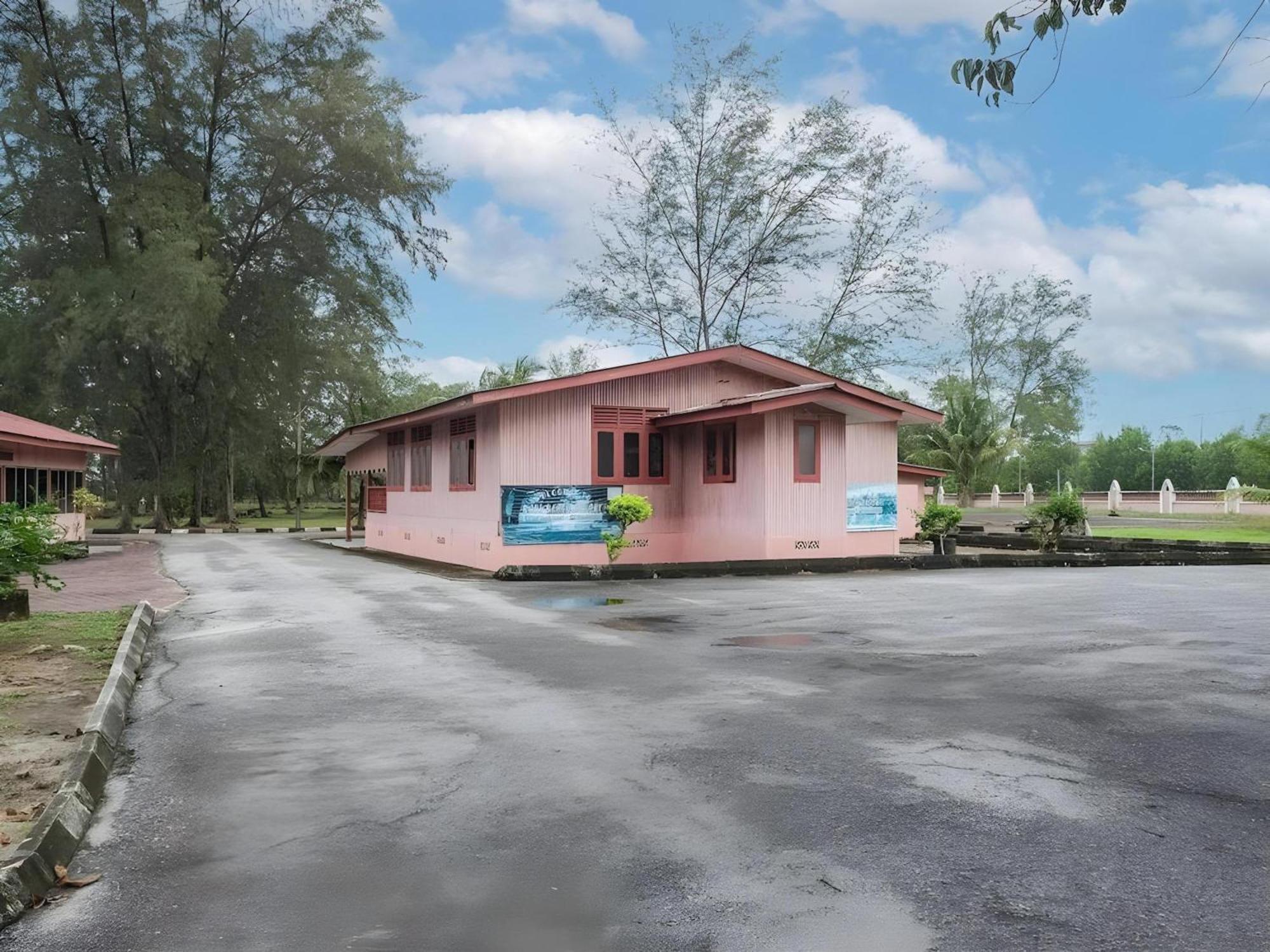 Oyo 90744 Bari Indah Beach Resort Kuala Terengganu Exterior foto
