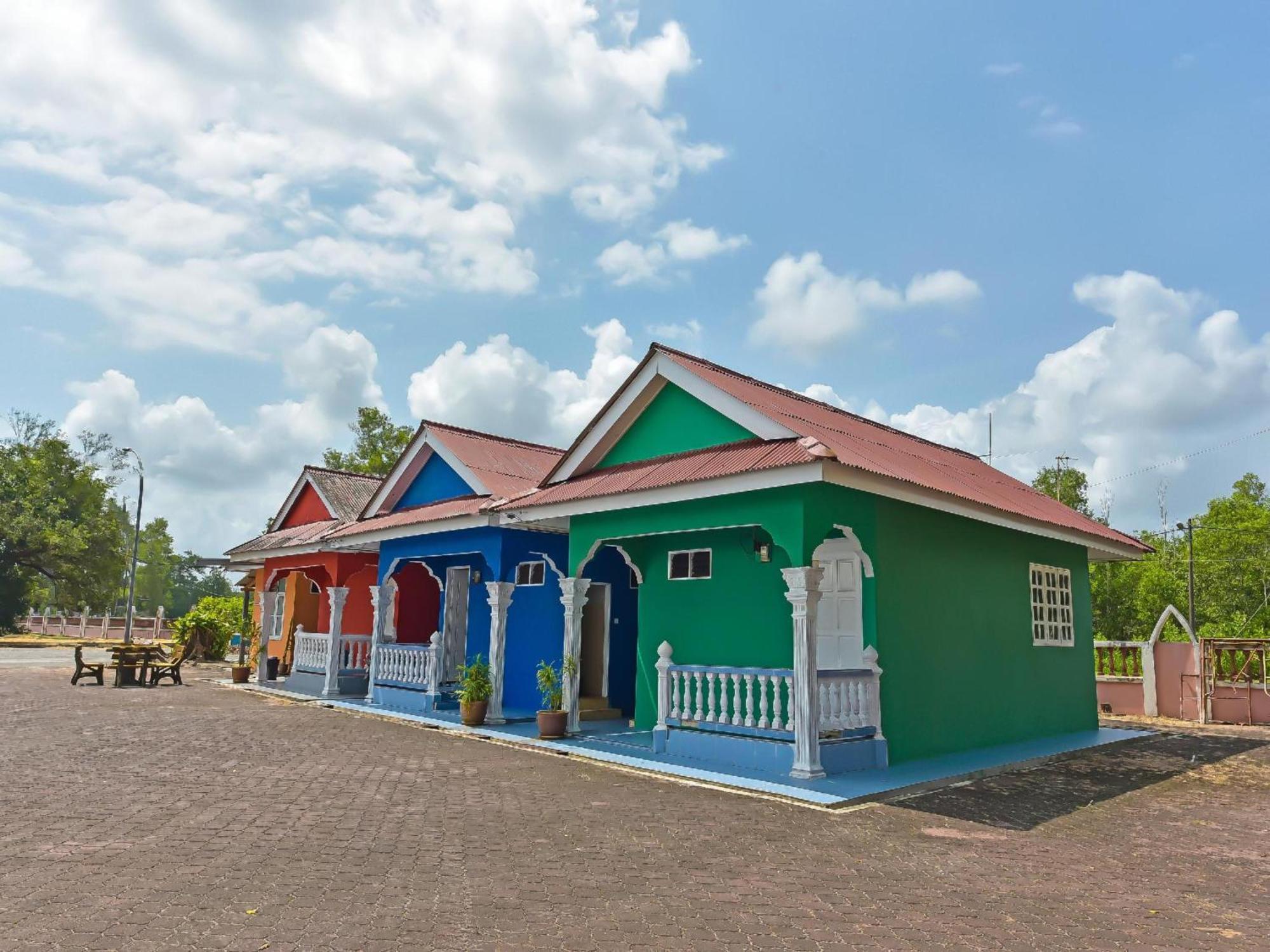 Oyo 90744 Bari Indah Beach Resort Kuala Terengganu Exterior foto