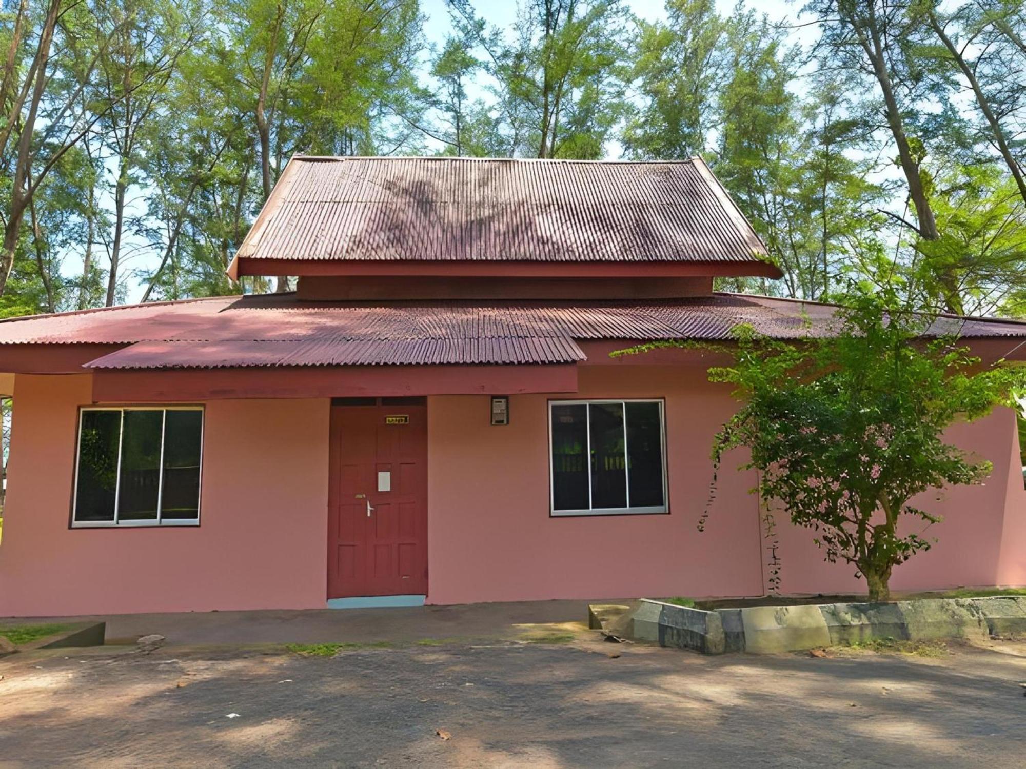 Oyo 90744 Bari Indah Beach Resort Kuala Terengganu Exterior foto