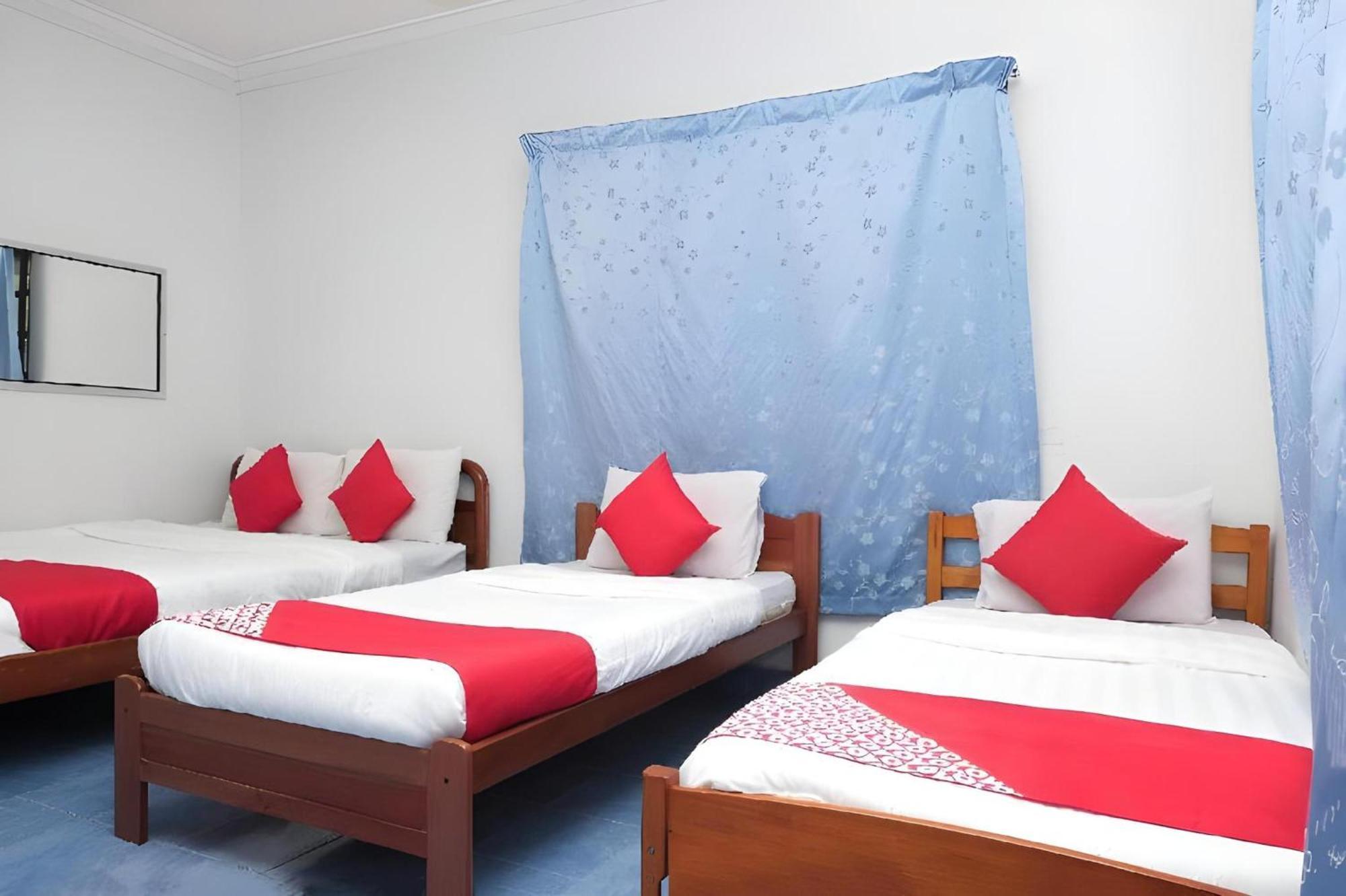 Oyo 90744 Bari Indah Beach Resort Kuala Terengganu Exterior foto
